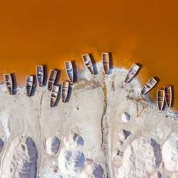 Boote am Strand von oben - Beispiel für Drohnenfotografie