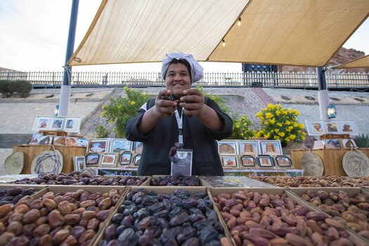 Frau an ihrem Marktstand in AlUla 