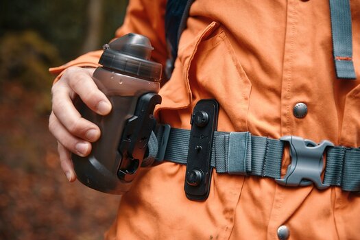 FIDLOCK Twist tex base: Mann mit Trinkflasche - Befestigung am Hüftgurt