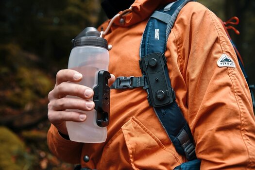 FIDLOCK Twist tex base: Mann mit Trinkflasche - Befestigung am Schulterriemen