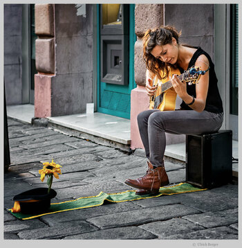 01 - Gitarrenspielerin he 1200.jpg