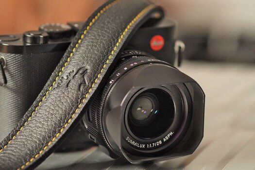EDDYCAM Kameragurt schwarz mit gelber Kontrastnaht an einer Leica Kamera