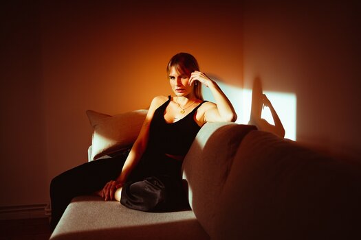 Beispielbild: Model auf Sofa mit Dauerlicht Soluna 150 RGB von Rollei ausgeleuchtet Beispielbild: Model auf Sofa mit Dauerlicht Soluna 150 RGB von Rollei ausgeleuchtet