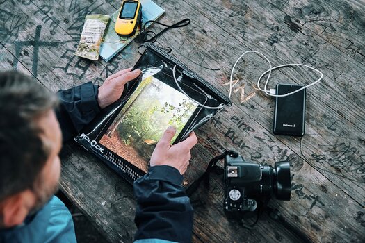 Outdoorfotograf am Tisch mit Hermetic dry bag mega von FIDLOCK