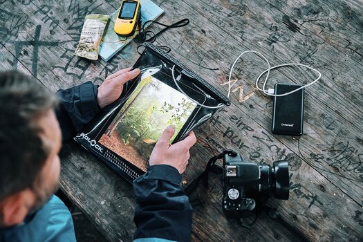 Outdoorfotograf am Tisch mit Hermetic dry bag mega von FIDLOCK Outdoorfotograf am Tisch mit Hermetic dry bag mega von FIDLOCK