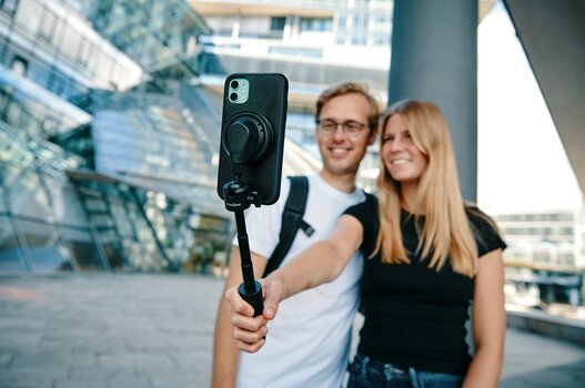 Paerchen macht Selfi mit VACUUM mini tripod base II von FIDLOCK