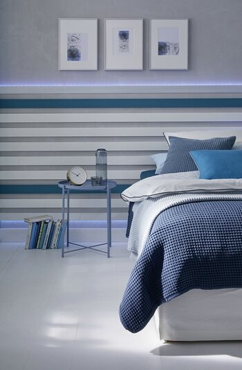 Drei gerahmte Bilder auf hellgrauer Wand im Schlafzimmer Drei gerahmte Bilder auf hellgrauer Wand im Schlafzimmer