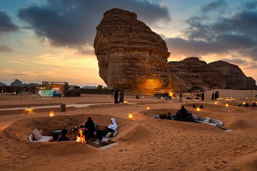 Outdoor-Bewirtung am Abend vor Felsformation in AlUla