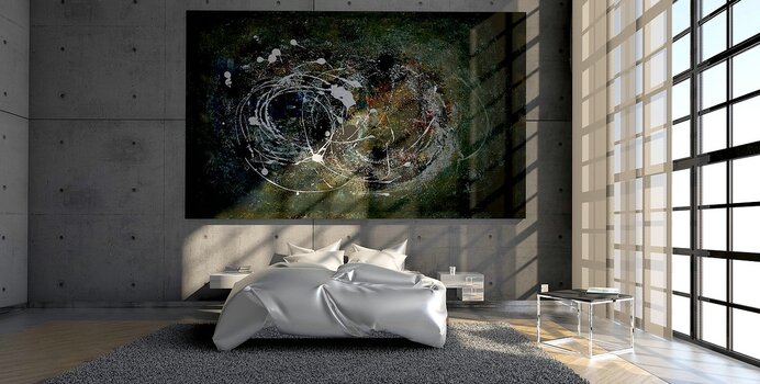 Sonnendurchflutetes Schlafzimmer mit Doppelbett, darüber großes Gemälde