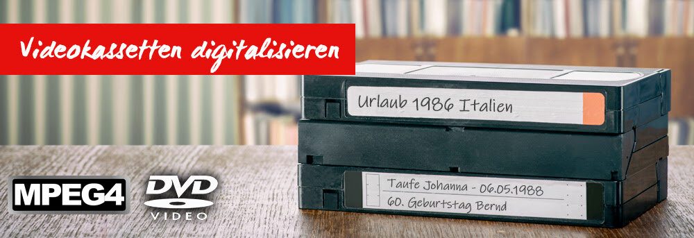 Drei gestapelte Videokassetten auf einem Tisch. Schrift im Bild: Videokassetten digitalisieren Drei gestapelte Videokassetten auf einem Tisch. Schrift im Bild: Videokassetten digitalisieren
