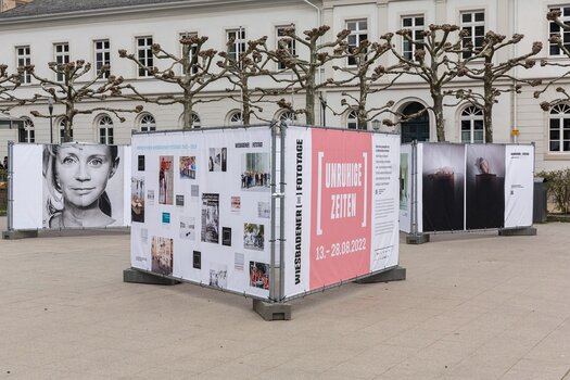 Openair Fotoausstellung auf dem Luisenplatz in Wiesbaden