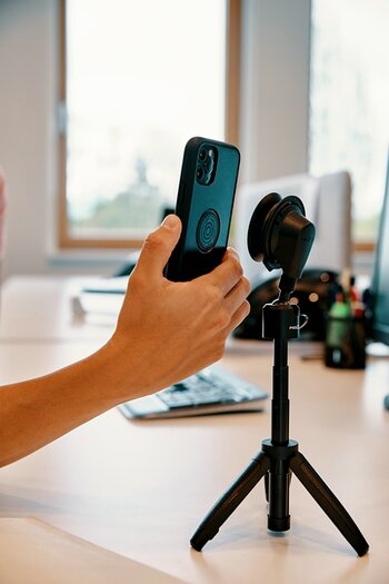 Ein Smartphone wird auf das FIDLOCK VACUUM mini tripod gesetzt