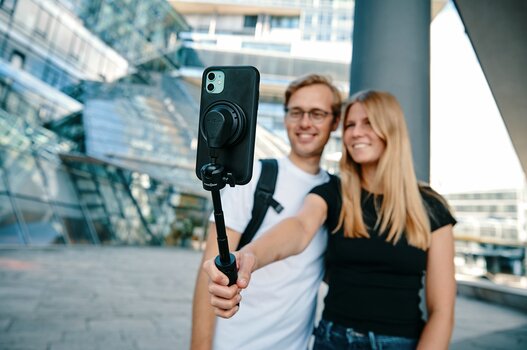 Pärchen nutzt FIDLOCK VACUUM mini tripod, um ein Selfie zu machen