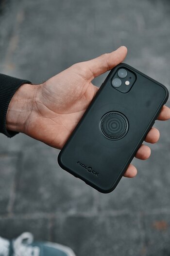 Hand hält FIDLOCK VACUUM phone case 