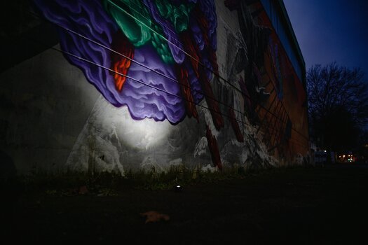 Anwendungsbeispiel für Rollei LUMIS Solo 2: Anstrahlen einer Graffiti-Wand bei Nacht Anwendungsbeispiel für Rollei LUMIS Solo 2: Anstrahlen einer Graffiti-Wand bei Nacht