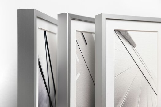 Alu 7 von HALBE: drei Rahmenecken stehend, Farbe Silber matt