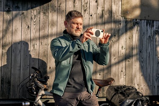 Mann fotografiert mit Smartphone Mann fotografiert mit Smartphone