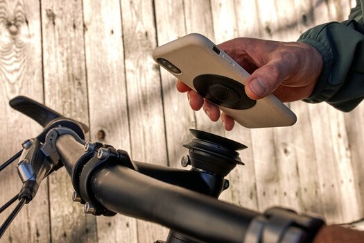 Smartphone mit VACUUM uni phone patch wird auf Fahrradlenker befestigt