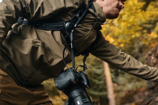 SNAPSNAP camera strap - Mann beugt sich vor bei eingerasteten Kameragurt SNAPSNAP camera strap - Mann beugt sich vor bei eingerasteten Kameragurt