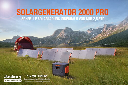 Jackery Solargenerator 2000 Pro: Gerät und sechs Solarmodule aufgebaut auf einer Wiese Jackery Solargenerator 2000 Pro: Gerät und sechs Solarmodule aufgebaut auf einer Wiese