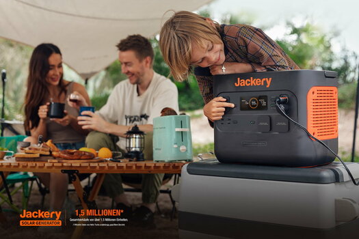Kind schaltet Display des Jackery Powerstation 2000 Pro ein Kind schaltet Display des Jackery Powerstation 2000 Pro ein