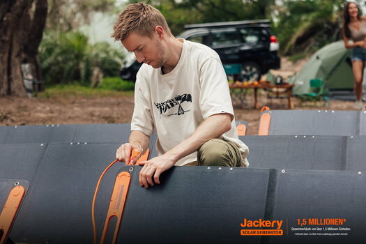 Mann baut Jackery SolarSaga 200 Solarmodule auf Mann baut Jackery SolarSaga 200 Solarmodule auf