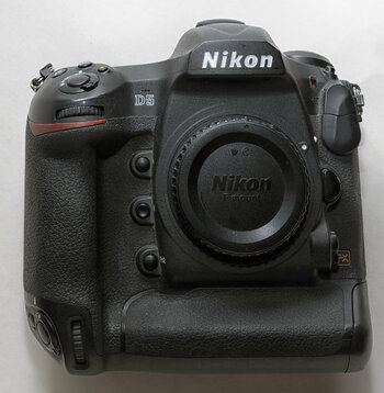 Nikon_D5_Front_EVA_4195.jpg