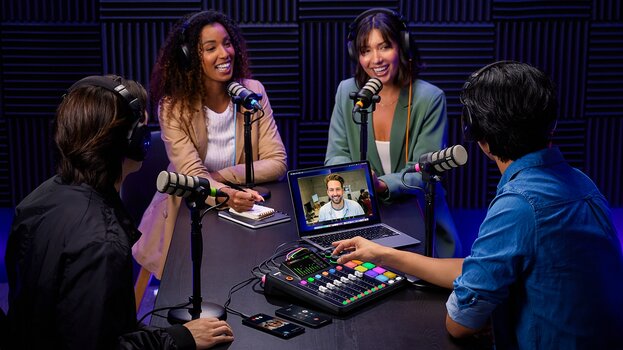 Interviewsituation mit vier Personen im Audiostudie, Aufnahme erfolgt unter Einsatz des RØDECaster Pro II.