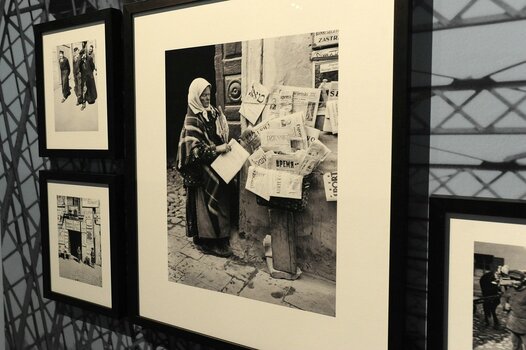 Blick in die Fotoausstellung Mit Kamera und Schreibmaschine durch Europa mit Fotografien von Erich Grisar