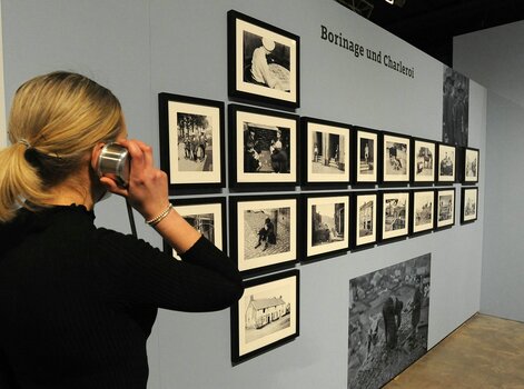 Blick in die Fotoausstellung Mit Kamera und Schreibmaschine durch Europa mit Fotografien von Erich Grisar
