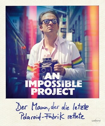 Florian „Doc“ Kaps mit Polaroid-Kamera 
