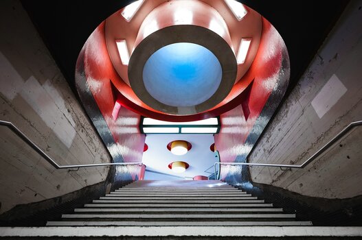 Treppe U-Bahnaufgang mit Lichtkuppeln von unten fotografiert Referenzbild: ©Chris Martin Scholl