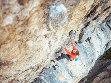 Kletterin in Bergwand, Referenzbild: ©Damien Largeron