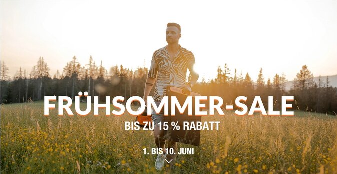Mann mit Jackery Powerstation und Solarpanel in der Hand läuft über Sommerwiese auf Betrachter zu Mann mit Jackery Powerstation und Solarpanel in der Hand läuft über Sommerwiese auf Betrachter zu