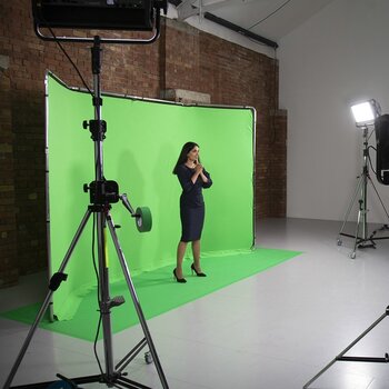 Aufnahme im Studio: schwarzgekleidetes Model vor Vinyl-Hintergrund/Bodenstreifen 1,37m x 4m Chromakey Grün