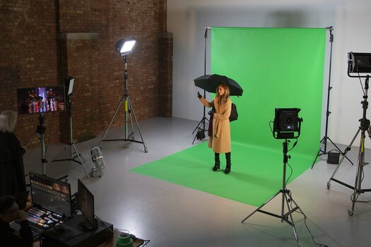 Aufnahme im Studio: Model in Mantel und Regenschirm vor Vinyl-Hintergrund/Boden 2,75m x 6m Chromakey Grün