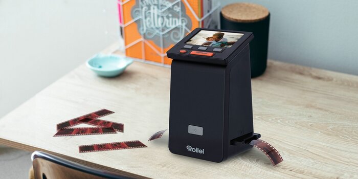 Dia-Film-Scanner DF-S 1600 SE auf Tisch mit Negativen, die eingescannt werden. 