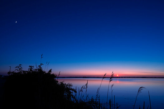 Sonne und Mond am Abend über der Schlei.jpg