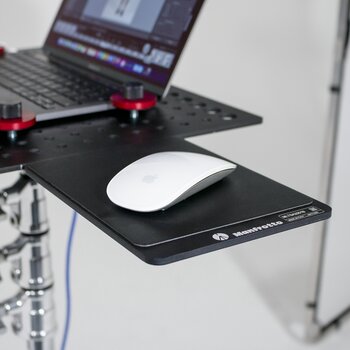 TetherGear Mouse Deck seitlich an Laptop Deck montiert