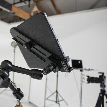 Rückansicht eines Tablets, das auf die TetherGear Tablet-Halterung montiert ist.