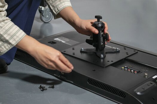 TetherGear VESA-Monitorhalterung und Adapterplatte werden an die Rückseite eines Monitors montiert.