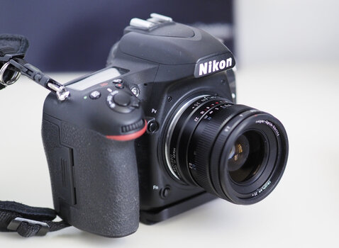 Nikon-Kamera mit Mayer-Görlitz Trioplan 35 Nikon-Kamera mit Mayer-Görlitz Trioplan 35