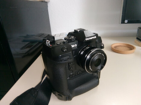 Olympus E-M1X auf Schreibtisch Olympus E-M1X auf Schreibtisch