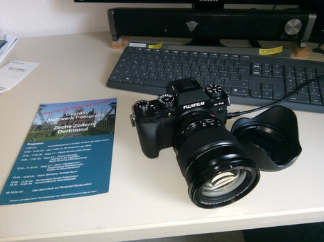 Fujifilm X-T4 auf Schreibtisch vor Tastatur. Daneben Programmzettel zum Netzwerk Fotografie Usertreffen Fujifilm X-T4 auf Schreibtisch vor Tastatur. Daneben Programmzettel zum Netzwerk Fotografie Usertreffen