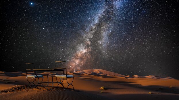 Milchstraßen-Mitternacht in der Merzouga-Wüste Marokkos Milchstraßen-Mitternacht in der Merzouga-Wüste Marokkos
