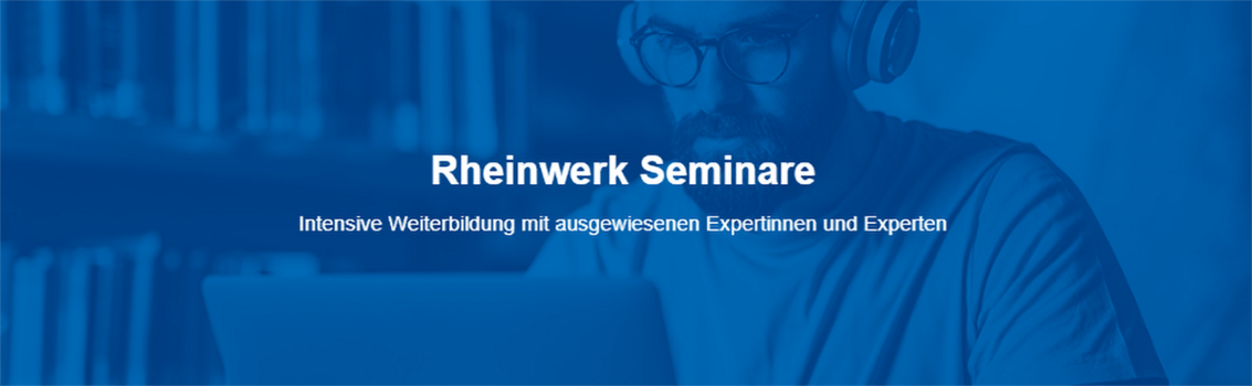 Mann mit Kopfhörern vor Laptop, darübergelegt die Schrift Rheinwerk Seminare. Intensive Weiterbildung mit ausgewiesenen Expertinnen und Experten.
