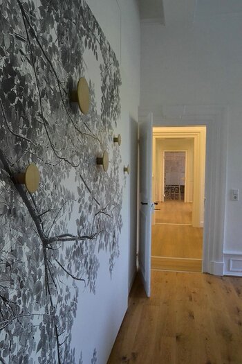 Blick in Altbauwohnung: rechts an der Wand Fototapete mit aufmontierten Garderobenhaken Blick in Altbauwohnung: rechts an der Wand Fototapete mit aufmontierten Garderobenhaken