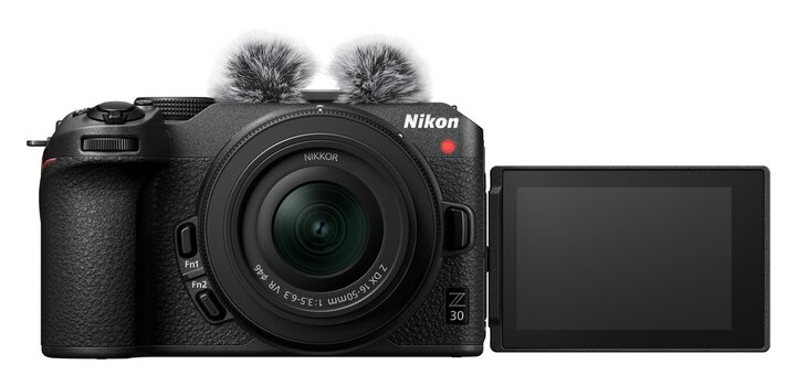 Produktbild Nikon Z 30 mit NIKKOR Z DX 16-50mm, ausgeklapptem Display und Windschützen Produktbild Nikon Z 30 mit NIKKOR Z DX 16-50mm, ausgeklapptem Display und Windschützen