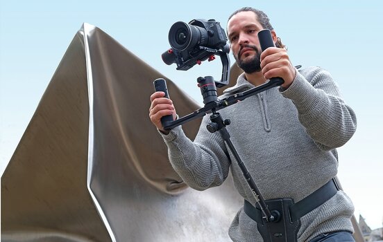 Mann filmt mit Gimbal und Steadify Mann filmt mit Gimbal und Steadify