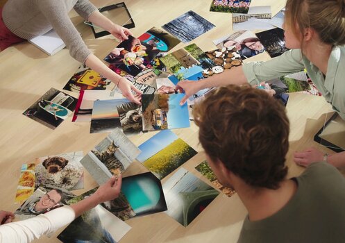 Aus dem HALBE-Produktfilm: Gruppe sortiert Bilder